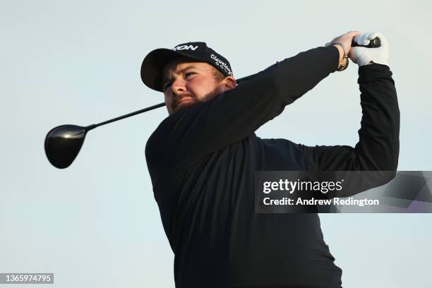 Shane Lowry of Ireland tees off during the Second Round of the Abu Dhabi HSBC Championship at Yas Links Golf Course on January 21, 2022 in Abu Dhabi,...