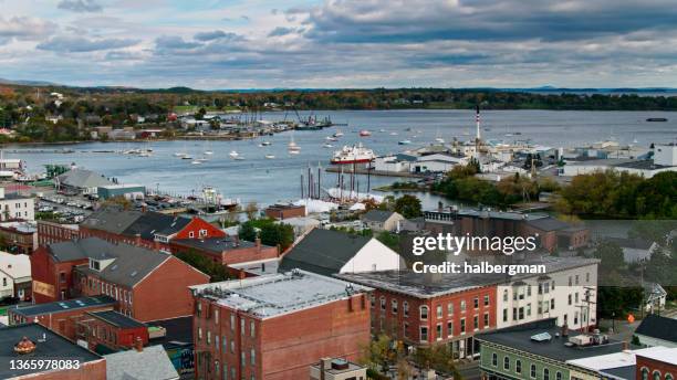 drohnenaufnahme des hafens in rockland, maine - maine stock-fotos und bilder