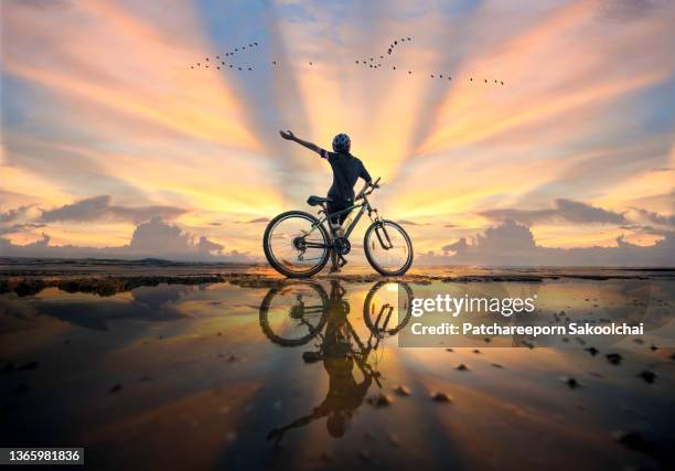 sky calling - training wheels stockfoto's en -beelden