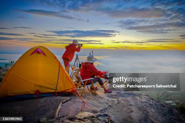 on the mountain camp - fotograaf stockfoto's en -beelden