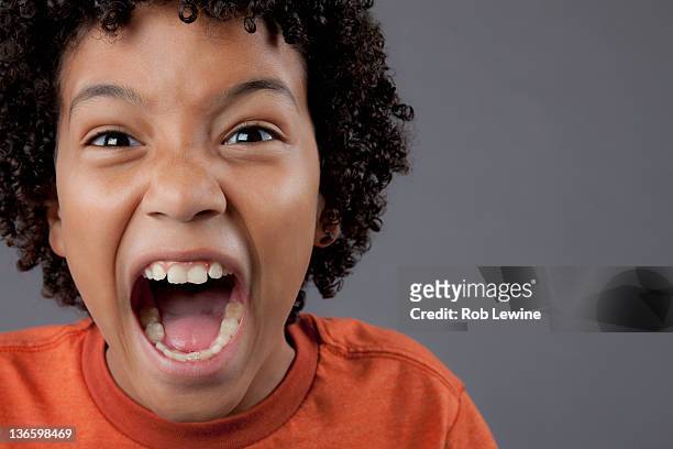 studio portrait of boy (8-9) screaming - enfant crier photos et images de collection