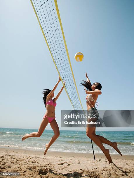 usa, california, malibu, two attractive young women playing beach volleyball - beach volleyball bildbanksfoton och bilder