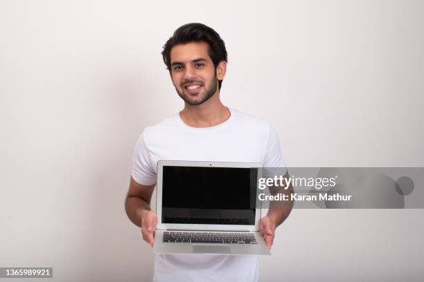 Computer Man Show Man Show Laptop Screen Photos and Premium High Res Pictures - Getty Images