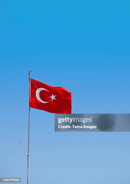 turkey, turkish flag against blue sky - bandera turca fotografías e imágenes de stock