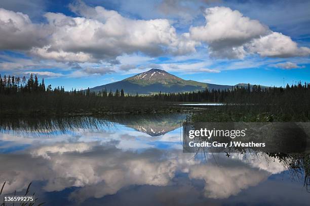 usa, oregon, mt. bachelor and lake - the bachelor imagens e fotografias de stock