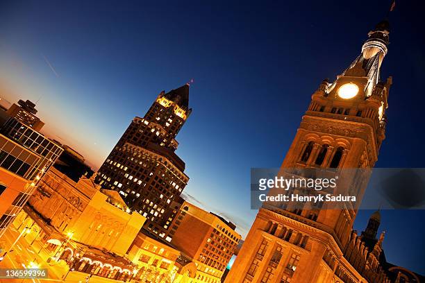 usa, wisconsin, milwaukee, milwaukee center and city hall buildings in downtown district - milwaukee wisconsin foto e immagini stock