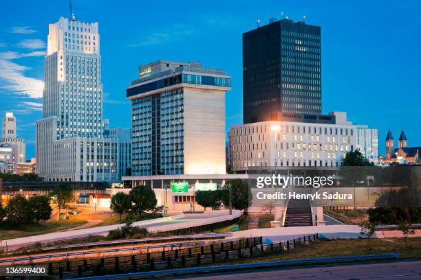 usa, ohio, akron, skyline - akron street fotografías e imágenes de stock