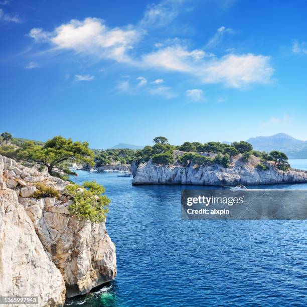 calanques von marseille in frankreich - cassis stock-fotos und bilder