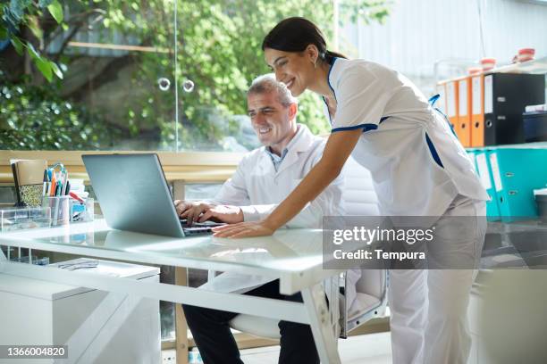 a dentist and a nurse are in a meeting at the office. - dental office bildbanksfoton och bilder