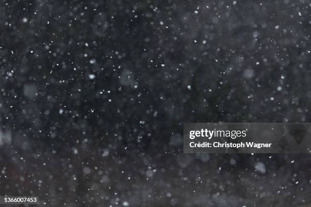 schneeflocken - schneefall - schneeflocken stockfoto's en -beelden