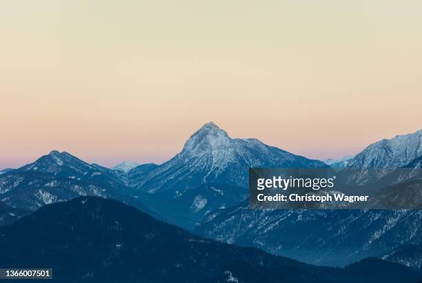 gebirgslandschaft im winter - zugspitze mountain stock pictures, royalty-free photos & images