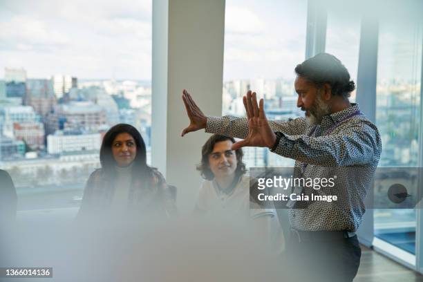 businessman leading conference room meeting - leaders in london day 3 stockfoto's en -beelden