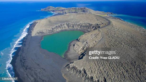 Vue aérienne du volcan Hunga Tonga le 20 aout 2018.