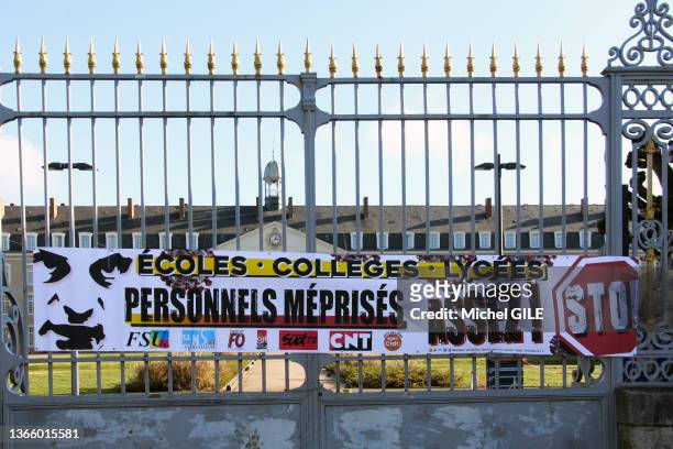 Banderole "Ecoles, collèges, lycées, personnes méprisées, assez ! STOP" lors de la grève et manifestation dans l'Éducation Nationale protester contre...