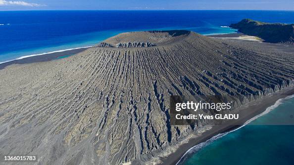 Vue aérienne du volcan Hunga Tonga Vue aérienne du volcan Hunga Tonga