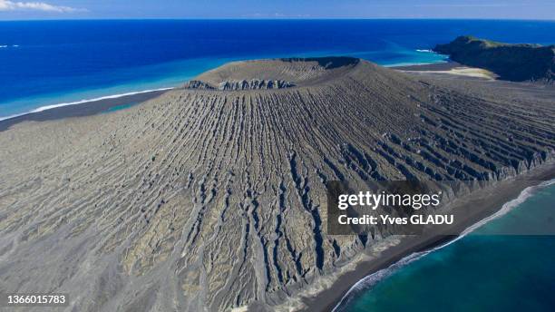 Vue aérienne du volcan Hunga Tonga le 20 aout 2018.