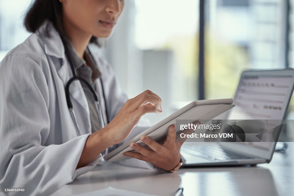 Aufnahme einer jungen Ärztin mit einem digitalen Tablet bei der Arbeit
