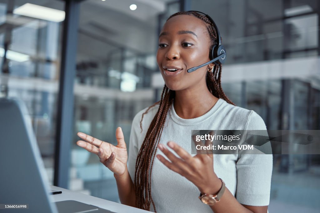 Scatto di una giovane agente di call center donna che usa un laptop al lavoro
