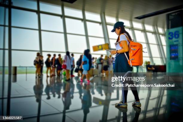 waiting list - travel insurance fotografías e imágenes de stock