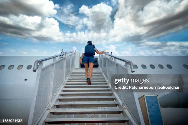 flying the destination - boarding plane stockfoto's en -beelden