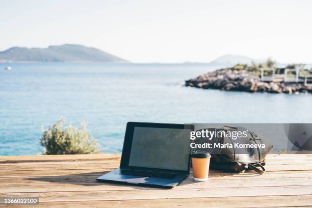 open laptop for online freelance work - beach bag bildbanksfoton och bilder