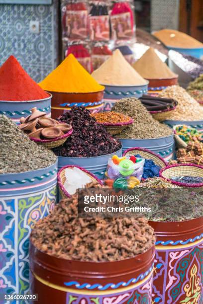 marrakesh, morocco - smelling spices at food market stockfoto's en -beelden