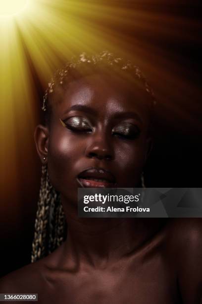 portrait of beautiful afro woman - alena model stockfoto's en -beelden