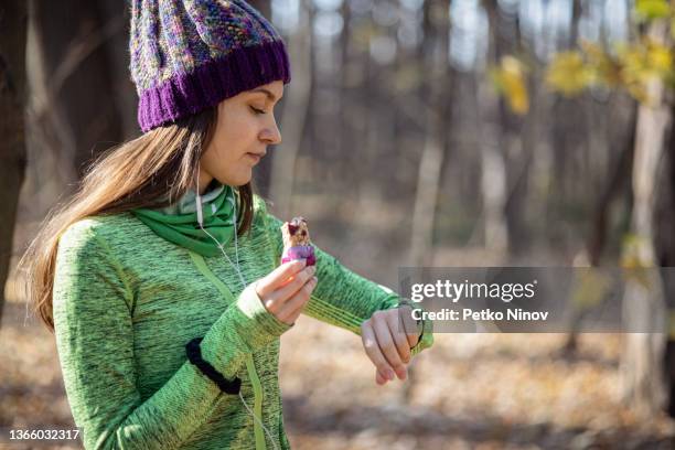 giovane ragazza che mangia power bar - computer indossabile foto e immagini stock