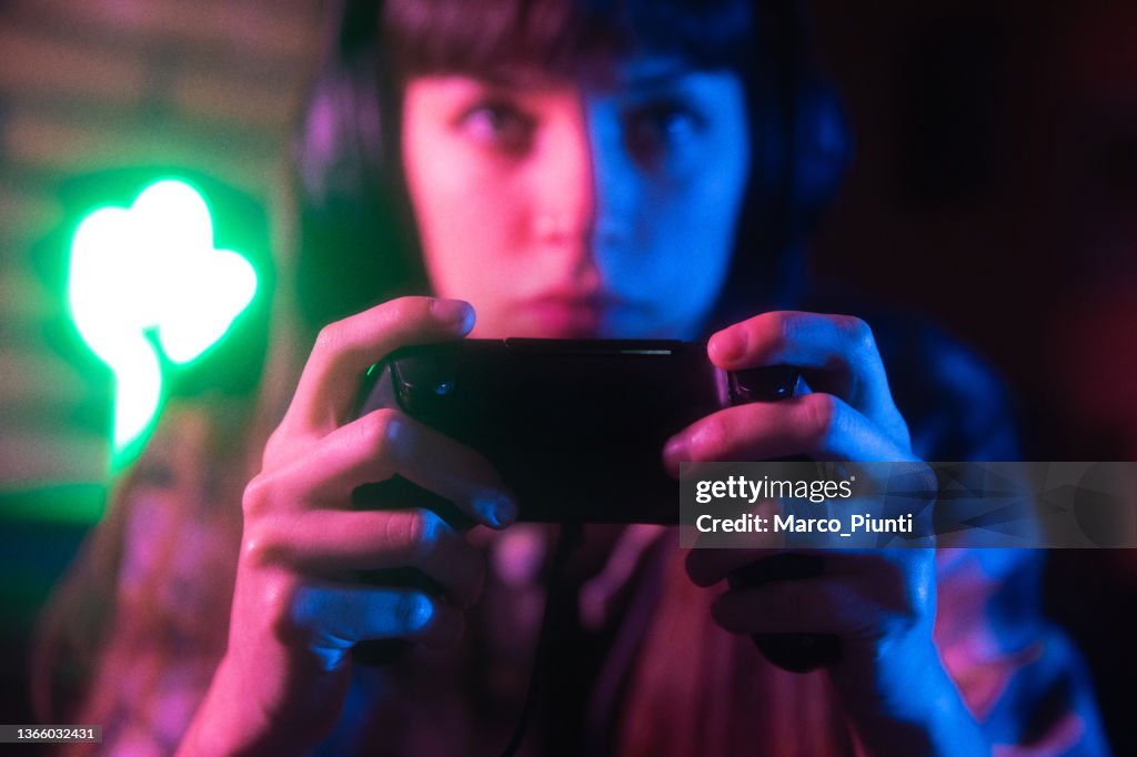 Mani di Giovani Donne Gamer