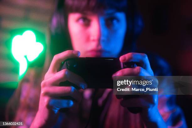 young woman gamer hands - 螢幕遊戲 個照片及圖片檔