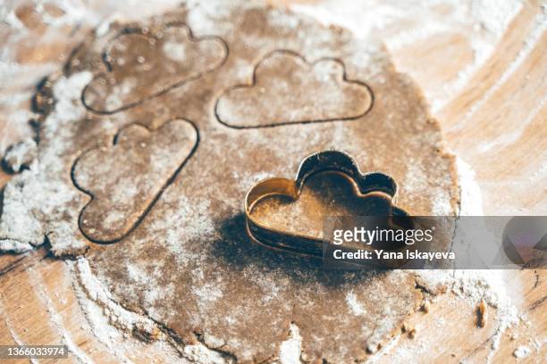 making sweets with cookie cutter and raw sweet dough - pastry cutter stockfoto's en -beelden