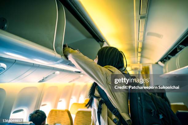 hand strong - luggage stockfoto's en -beelden