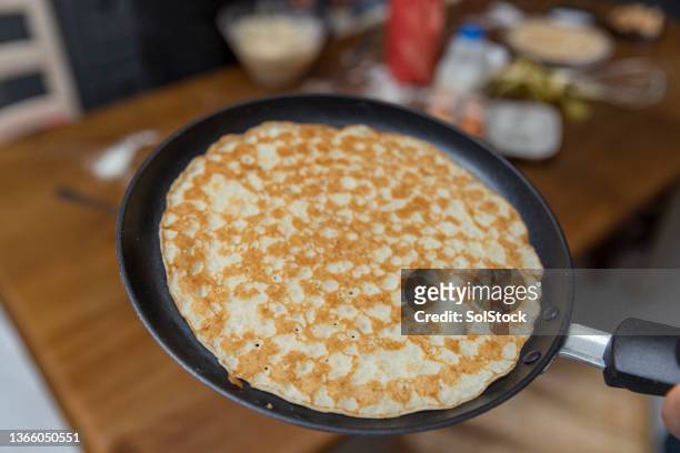 pancake in the pan - crêpe pancake 個照片及圖片檔