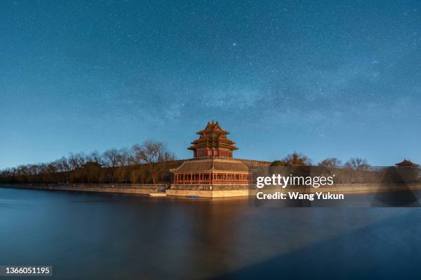 corner tower of the forbidden city under the stars at night - forbidden city stock pictures, royalty-free photos & images