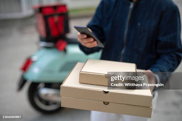 man delivery pizza to customer - pizza delivery stock-fotos und bilder