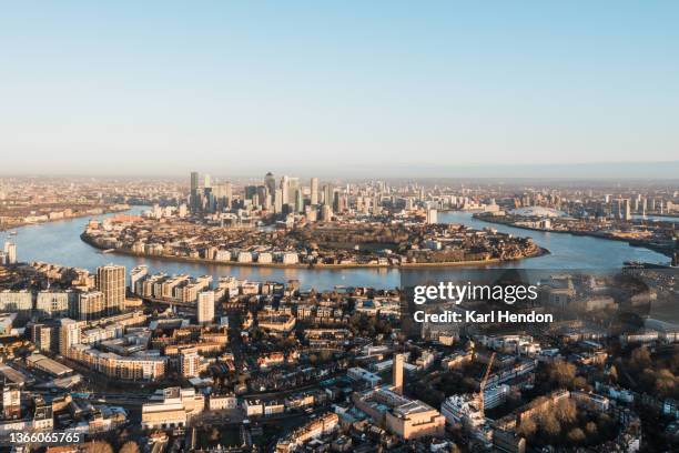 the london skyline - isle of dogs london stock-fotos und bilder