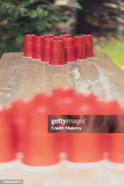 beer pong table with red cups. - beirut stockfoto's en -beelden