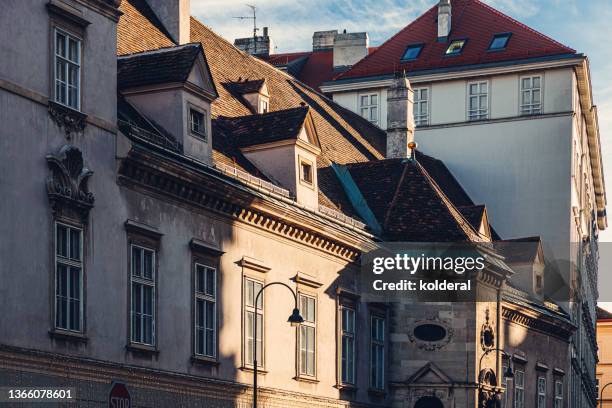 old residential buildings in historic center of vienna - wiener graben stock-fotos und bilder