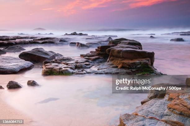 scenic view of sea against sky during sunset,mooloolaba beach,queensland,australia - mooloolaba stock-fotos und bilder