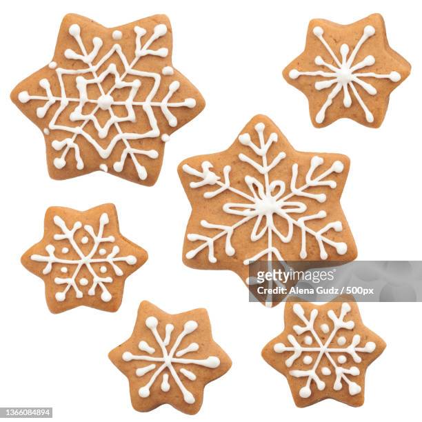 gingerbread cookies,full frame shot of gingerbread cookies against white background - biscuit au sucre photos et images de collection