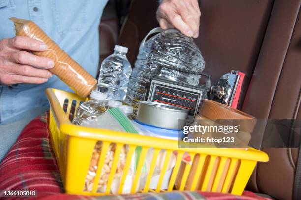 l’homme lv senior se prépare à l’urgence routière avec des articles de survie dans son camion. - trousse de secours photos et images de collection