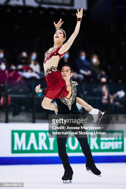 Kana Muramoto and Daisuke Takahashi of Japan compete in the Ice Dance Free Dance during the ISU Four Continents Figure Skating Championships at...