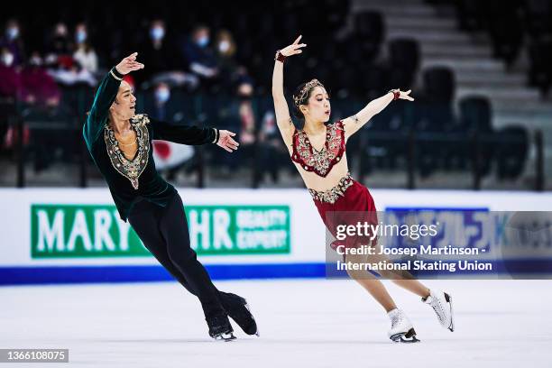 Kana Muramoto and Daisuke Takahashi of Japan compete in the Ice Dance Free Dance during the ISU Four Continents Figure Skating Championships at...