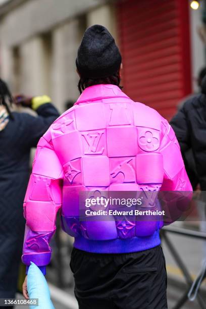 A guest wears a black beanie, a purple to pink gradient leather LV Foto  di attualità - Getty Images