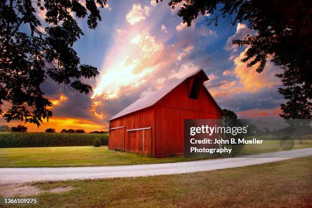 indiana barn at sunset - indiana stockfoto's en -beelden