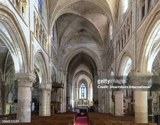 famous "eglise d'auvers" (church of auvers sur oise) in ile de france region of france - auvers sur oise ストックフォトと画像