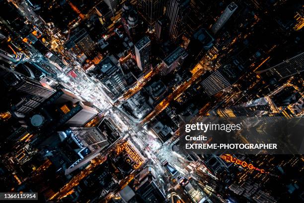 der blick aus einem hubschrauber auf den berühmten time square in new york - time square new york stock-fotos und bilder