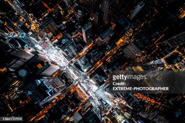 la vista desde un helicóptero en el famoso time square de nueva york - new york city fotografías e imágenes de stock
