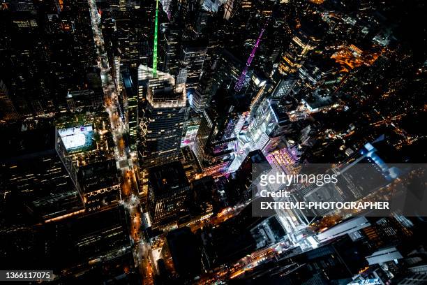 der blick aus einem hubschrauber auf den berühmten time square in new york - time square new york stock-fotos und bilder