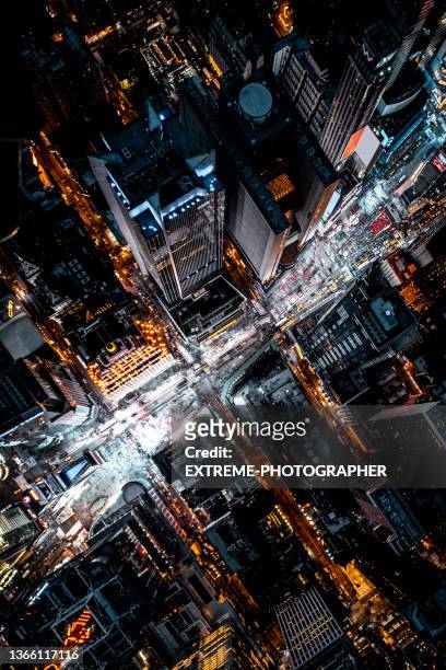 der blick aus einem hubschrauber auf den berühmten time square in new york - time square new york stock-fotos und bilder